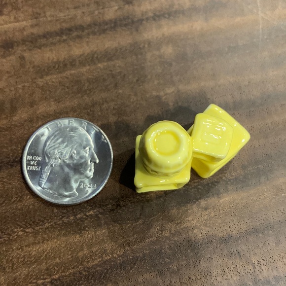 Wade England tea crate and barrel figurine - Picture 3 of 3